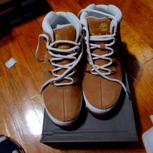 Women's suede tan timberland boots.